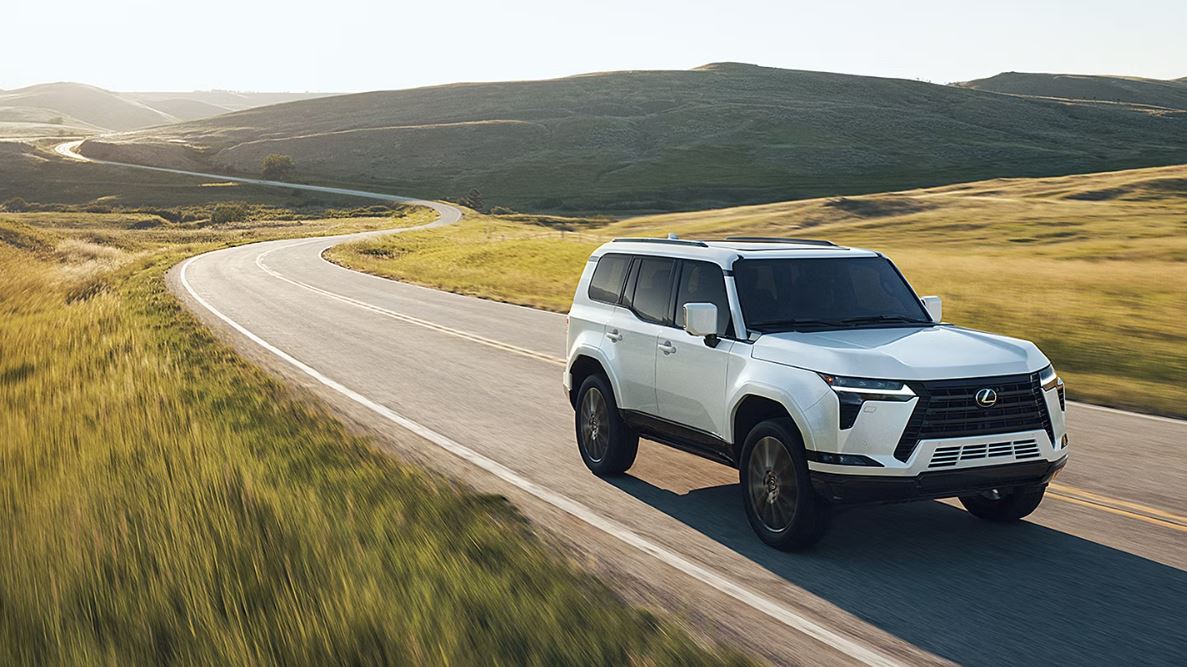 Lexus GX на дороге