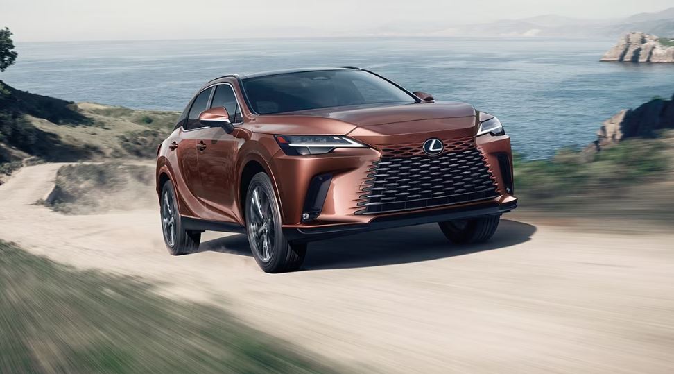 Lexus RX на дороге
